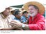Presidente Lula cumprimenta populares durante inauguração da adutora Helenildo Ribeiro, em Palmeira dos Índios.