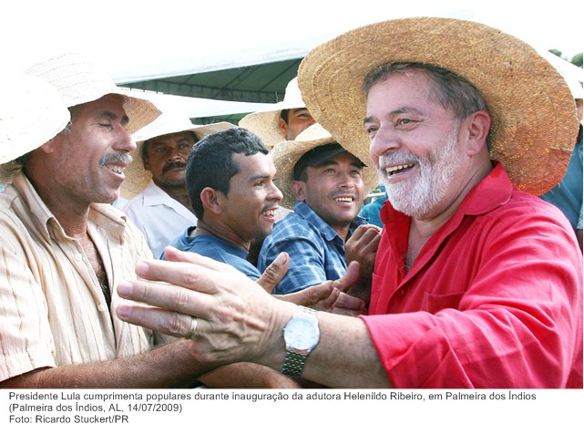 Presidente Lula cumprimenta populares durante inauguração da adutora Helenildo Ribeiro, em Palmeira dos Índios.