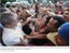 Presidente Lula cumprimenta populares durante inauguração e anúncio de construção de unidades habitacionais do programa Minha Casa, Minha Vida (3).