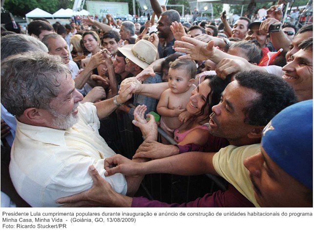Presidente Lula cumprimenta populares durante inauguração e anúncio de construção de unidades habitacionais do programa Minha Casa, Minha Vida (3).
