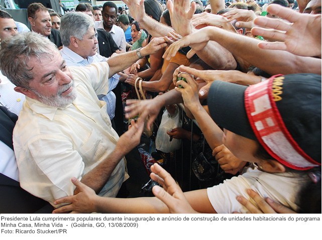 Presidente Lula cumprimenta populares durante inauguração e anúncio de construção de unidades habitacionais do programa Minha Casa, Minha Vida.