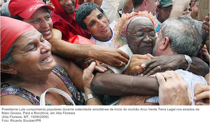 Presidente Lula cumprimenta populares durante solenidade simultânea de início do mutirão Arco Verde Terra Legal nos estados de Mato Grosso, Pará e Rondônia, em Alta Floresta (2).