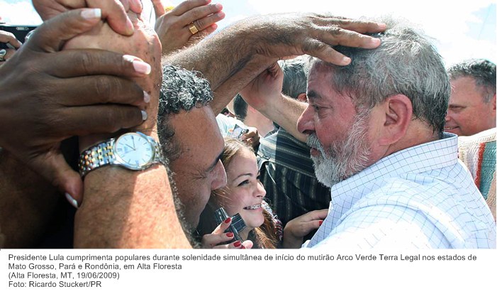 Presidente Lula cumprimenta populares durante solenidade simultânea de início do mutirão Arco Verde Terra Legal nos estados de Mato Grosso, Pará e Rondônia, em Alta Floresta.