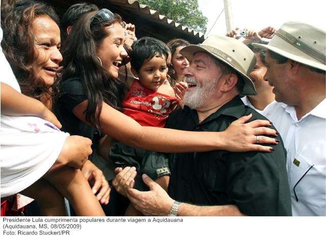 Presidente Lula cumprimenta populares durante viagem a Aquidauana (2).