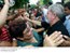 Presidente Lula cumprimenta populares durante viagem a Aquidauana.