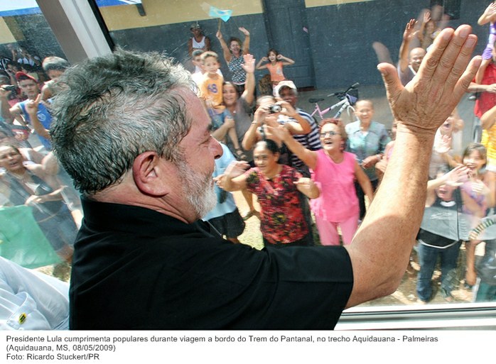 Presidente Lula cumprimenta populares durante viagem a bordo do Trem do Pantanal, no trecho Aquidauana - Palmeiras.