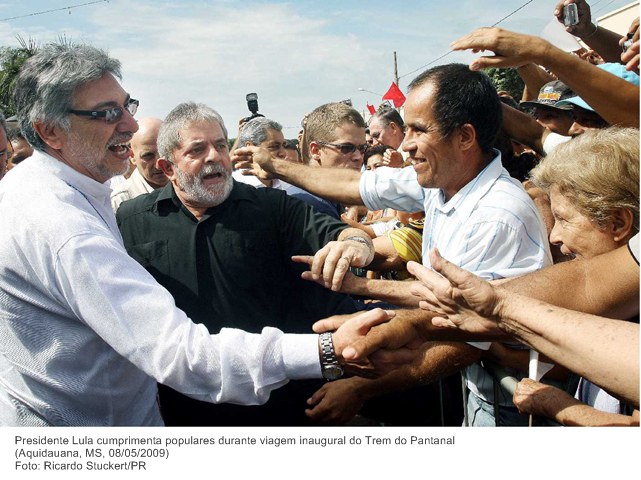 Presidente Lula cumprimenta populares durante viagem inaugural do Trem do Pantanal (2).