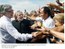 Presidente Lula cumprimenta populares durante viagem inaugural do Trem do Pantanal (2).