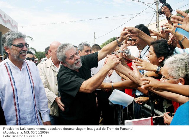 Presidente Lula cumprimenta populares durante viagem inaugural do Trem do Pantanal.