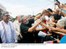 Presidente Lula cumprimenta populares durante viagem inaugural do Trem do Pantanal.