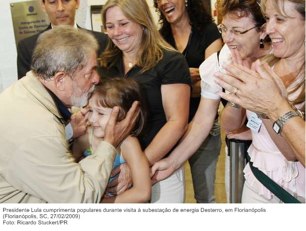 Presidente Lula cumprimenta populares durante visita à subestação de energia Desterro, em Florianópolis.