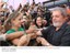 Presidente Lula cumprimenta populares durante visita ao Centro de Referência de Promoção da Igualdade (2).