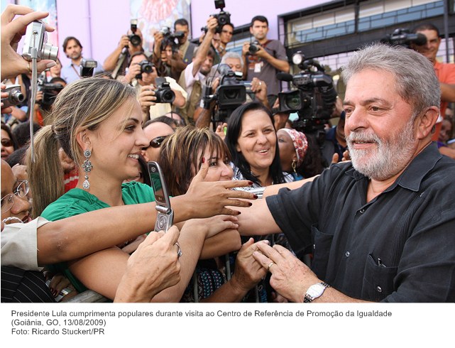 Presidente Lula cumprimenta populares durante visita ao Centro de Referência de Promoção da Igualdade (2).