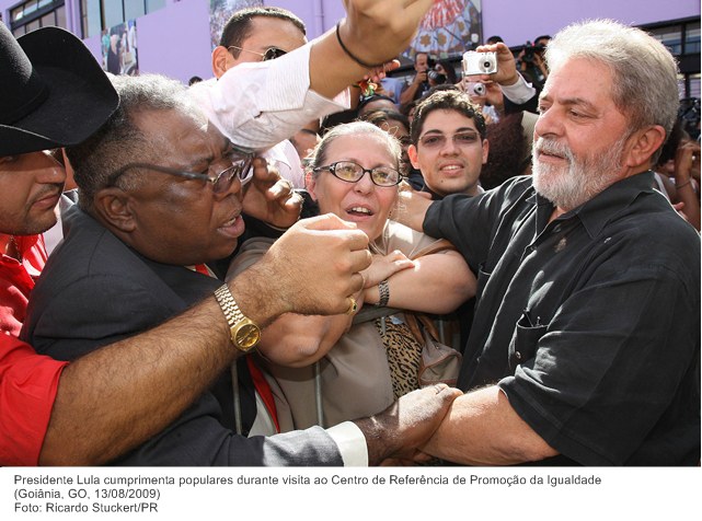 Presidente Lula cumprimenta populares durante visita ao Centro de Referência de Promoção da Igualdade (3).