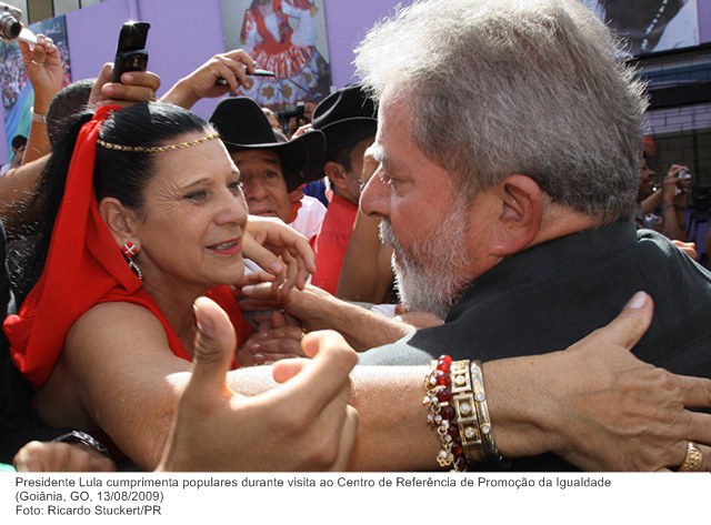 Presidente Lula cumprimenta populares durante visita ao Centro de Referência de Promoção da Igualdade (4).