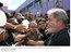 Presidente Lula cumprimenta populares durante visita ao Centro de Referência de Promoção da Igualdade.