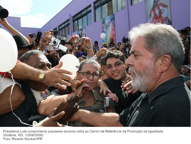Presidente Lula cumprimenta populares durante visita ao Centro de Referência de Promoção da Igualdade.