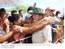 Presidente Lula cumprimenta populares durante visita aos canteiros de obras do rio São Francisco (2).