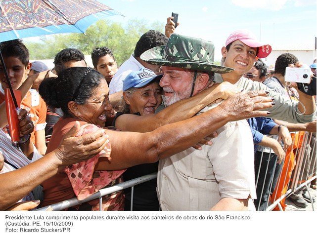 Presidente Lula cumprimenta populares durante visita aos canteiros de obras do rio São Francisco (2).
