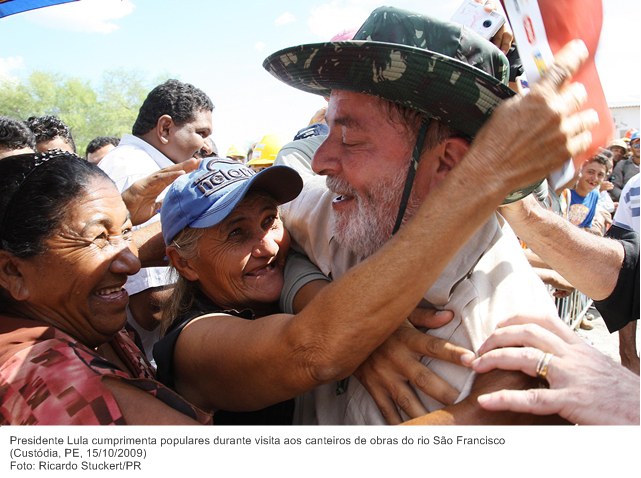 Presidente Lula cumprimenta populares durante visita aos canteiros de obras do rio São Francisco (3).