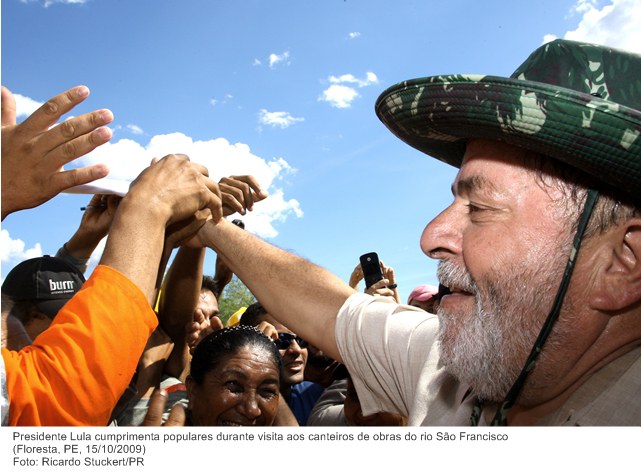 Presidente Lula cumprimenta populares durante visita aos canteiros de obras do rio São Francisco.