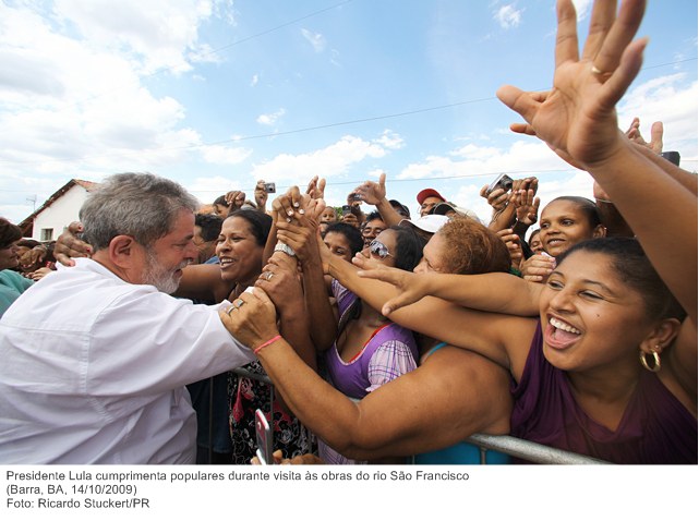 Presidente Lula cumprimenta populares durante visita às obras do rio São Francisco (2).
