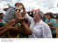 Presidente Lula cumprimenta populares durante visita às obras do rio São Francisco.