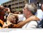 Presidente Lula cumprimenta populares durante visita e inauguração de unidades habitacionais do Programa de Aceleração do Crescimento (PAC) no Complexo do Alemão (2).