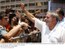 Presidente Lula cumprimenta populares durante visita e inauguração de unidades habitacionais do Programa de Aceleração do Crescimento (PAC) no Complexo do Alemão.