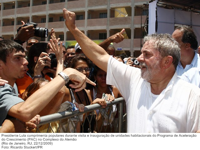 Presidente Lula cumprimenta populares durante visita e inauguração de unidades habitacionais do Programa de Aceleração do Crescimento (PAC) no Complexo do Alemão.