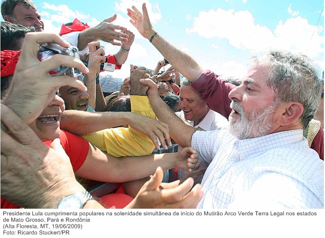 Presidente Lula cumprimenta populares na solenidade simultânea de início do Mutirão Arco Verde Terra Legal nos estados de Mato Grosso, Pará e Rondônia.