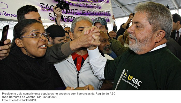 Presidente Lula cumprimenta populares no encontro com lideranças da Região do ABC (2).