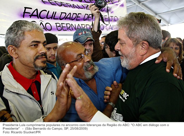 Presidente Lula cumprimenta populares no encontro com lideranças da Região do ABC O ABC em diálogo com o Presidente.