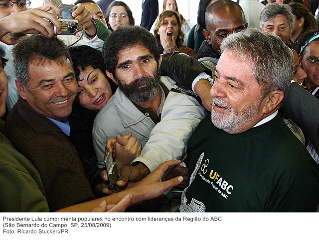 Presidente Lula cumprimenta populares no encontro com lideranças da Região do ABC.