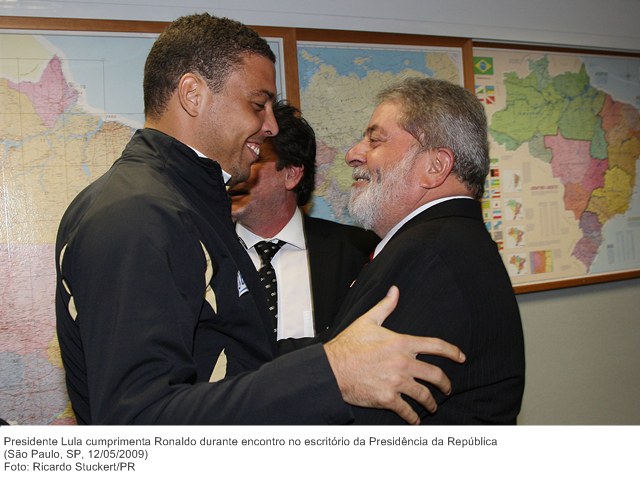 Presidente Lula cumprimenta Ronaldo durante encontro no escritório da Presidência da República.