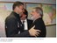 Presidente Lula cumprimenta Ronaldo durante encontro no escritório da Presidência da República.