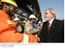 Presidente Lula cumprimenta trabalhadores da Usina Termelétrica Euzébio Rocha.