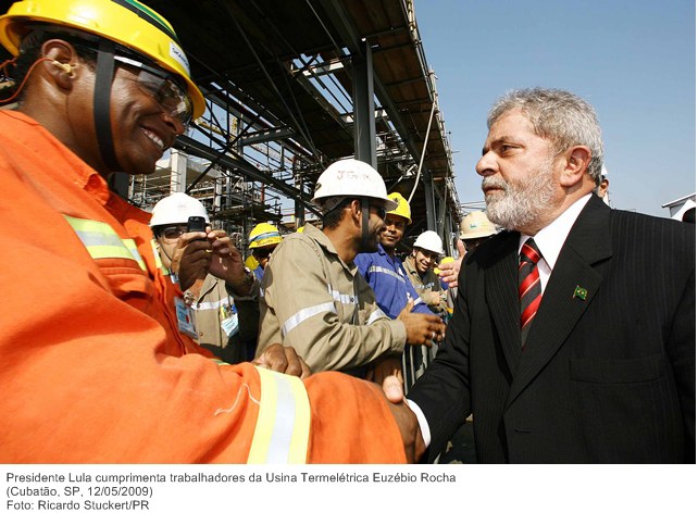 Presidente Lula cumprimenta trabalhadores da Usina Termelétrica Euzébio Rocha.