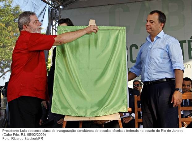 Presidente Lula descerra placa de inauguração simultânea de escolas técnicas federais no estado do Rio de Janeiro.