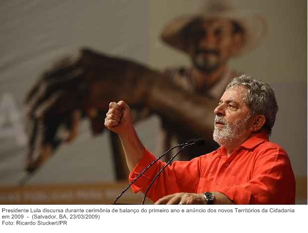 Presidente Lula discursa durante cerimônia de balanço do primeiro ano e anúncio dos novos Territórios da Cidadania em 2009.