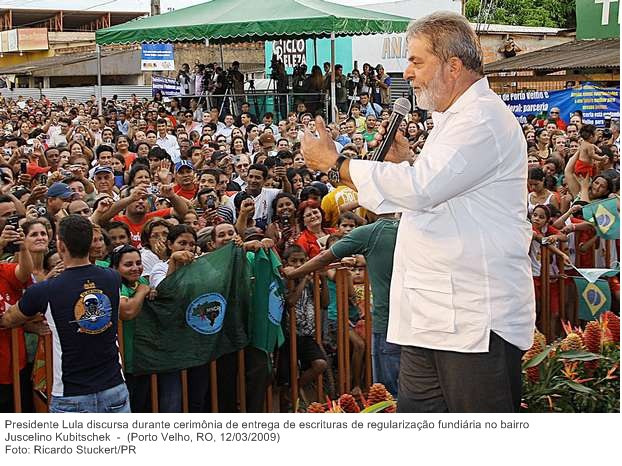 Presidente Lula discursa durante cerimônia de entrega de escrituras de regularização fundiária no bairro Juscelino Kubitschek.