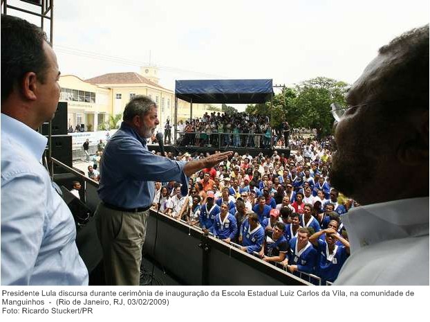 Presidente Lula discursa durante cerimônia de inauguração da Escola Estadual Luiz Carlos da Vila, na comunidade de Manguinhos (2).