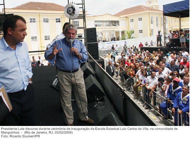 Presidente Lula discursa durante cerimônia de inauguração da Escola Estadual Luiz Carlos da Vila, na comunidade de Manguinhos.