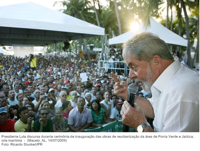 Presidente Lula discursa durante cerimônia de inauguração das obras de reurbanização da área de Ponta Verde e Jatiúca, orla marítima.