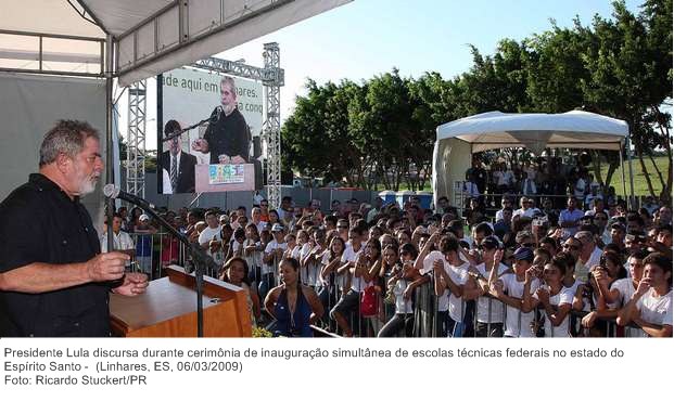 Presidente Lula discursa durante cerimônia de inauguração simultânea de escolas técnicas federais no estado do Espírito Santo.