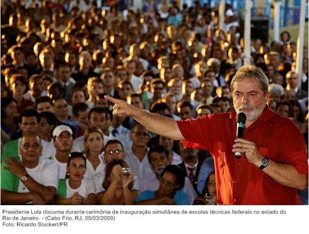 Presidente Lula discursa durante cerimônia de inauguração simultânea de escolas técnicas federais no estado do Rio de Janeiro.