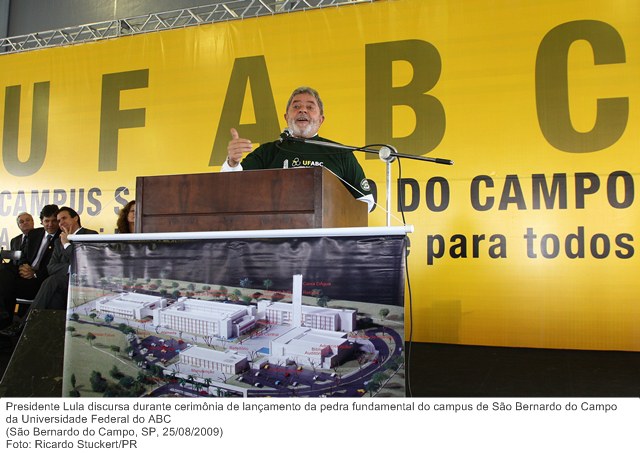 Presidente Lula discursa durante cerimônia de lançamento da pedra fundamental do campus de São Bernardo do Campo da Universidade Federal do ABC.
