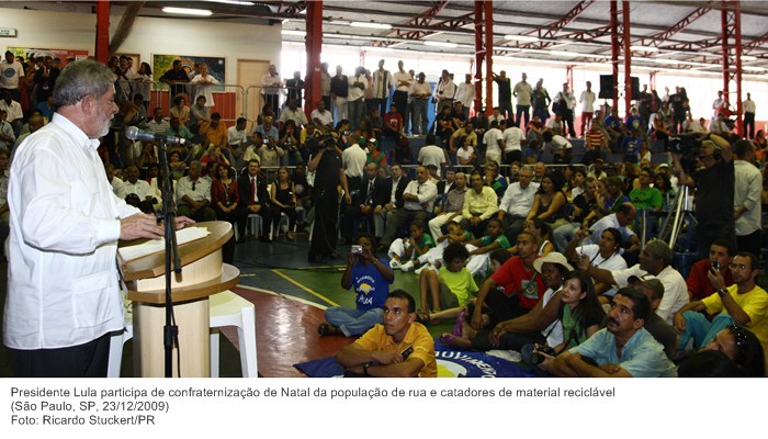 Presidente Lula discursa durante confraternização de Natal da população de rua e catadores de material reciclável.