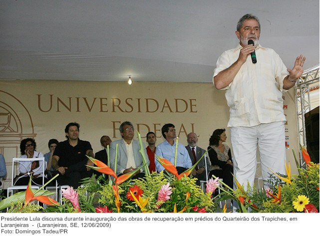 Presidente Lula discursa durante inauguração das obras de recuperação em prédios do Quarteirão dos Trapiches, em Laranjeiras.