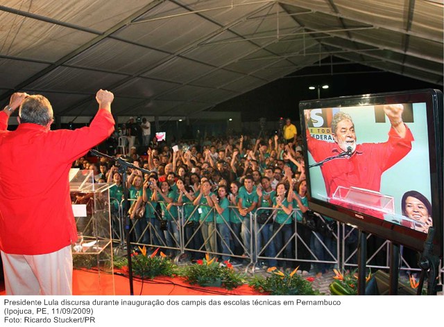 Presidente Lula discursa durante inauguração dos campis das escolas técnicas em Pernambuco.